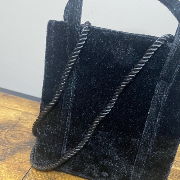 Elegant Black Velvet Handbag with shoulder Strap - Picture 4 of 8